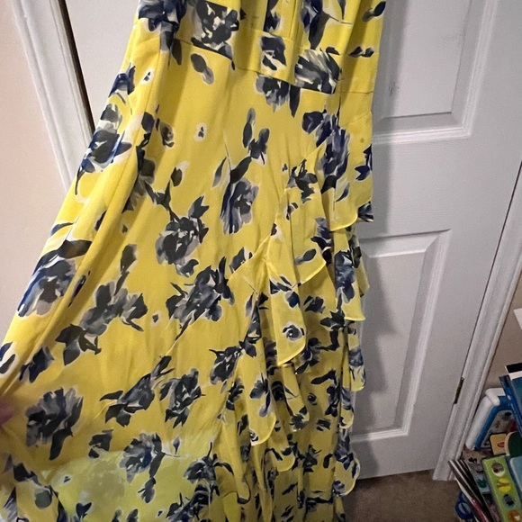 Beautiful long dress with side ruffles - Picture 2 of 5